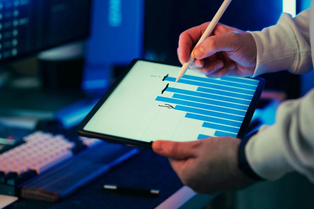 Recorrência e análise de dados Profissional analisa gráfico de barras em tablet, representando recorrência e análise de dados no varejo.