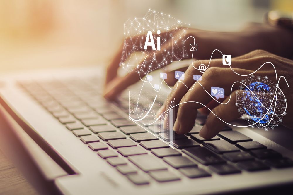 Tecnologia para varejo nos próximos anos Mãos digitando em notebook com ícones de inteligência artificial representando tecnologia para o varejo.